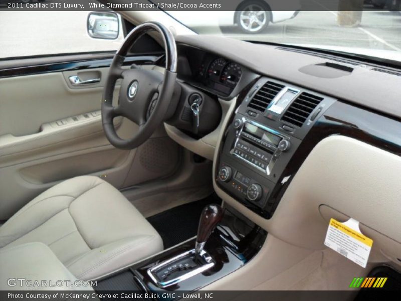White Diamond Tricoat / Shale/Cocoa Accents 2011 Cadillac DTS Luxury