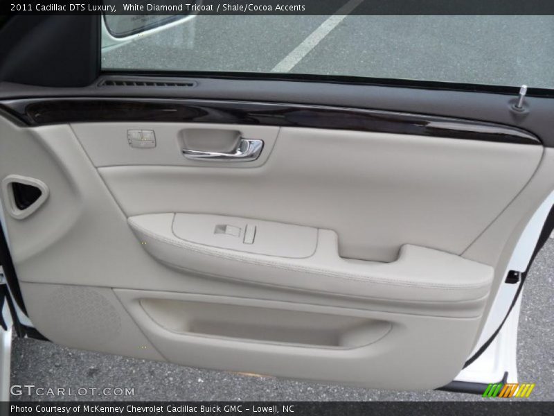 White Diamond Tricoat / Shale/Cocoa Accents 2011 Cadillac DTS Luxury