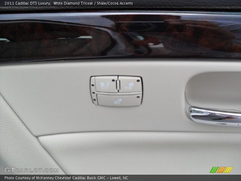 White Diamond Tricoat / Shale/Cocoa Accents 2011 Cadillac DTS Luxury