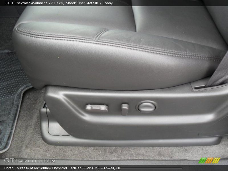 Sheer Silver Metallic / Ebony 2011 Chevrolet Avalanche Z71 4x4