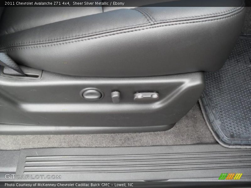 Sheer Silver Metallic / Ebony 2011 Chevrolet Avalanche Z71 4x4