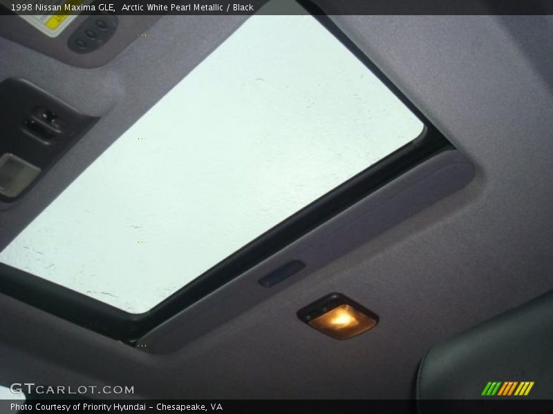 Arctic White Pearl Metallic / Black 1998 Nissan Maxima GLE