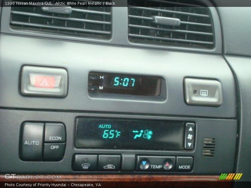 Arctic White Pearl Metallic / Black 1998 Nissan Maxima GLE