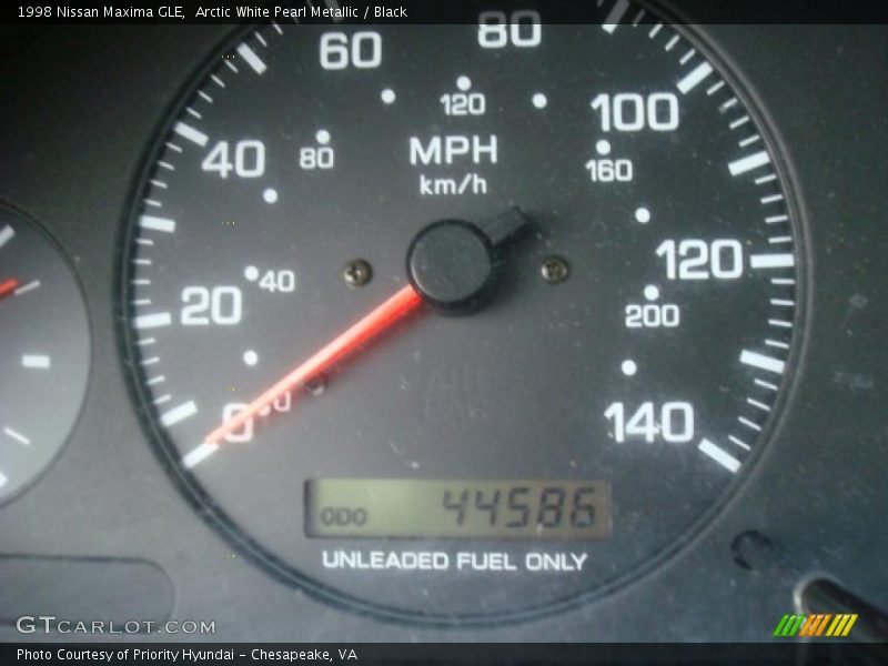 Arctic White Pearl Metallic / Black 1998 Nissan Maxima GLE