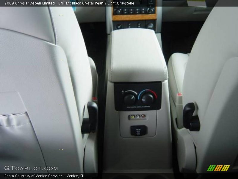 Brilliant Black Crystal Pearl / Light Graystone 2009 Chrysler Aspen Limited