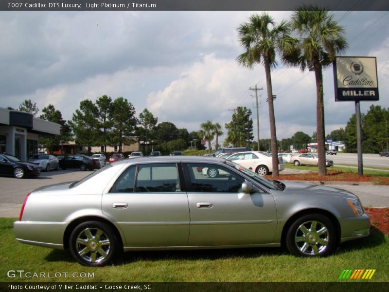 Light Platinum / Titanium 2007 Cadillac DTS Luxury