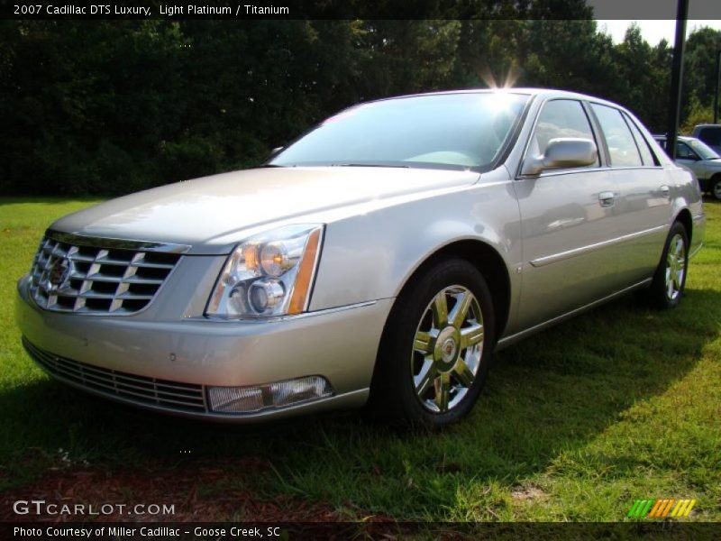 Light Platinum / Titanium 2007 Cadillac DTS Luxury