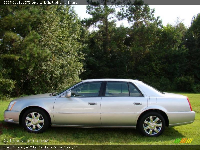 Light Platinum / Titanium 2007 Cadillac DTS Luxury