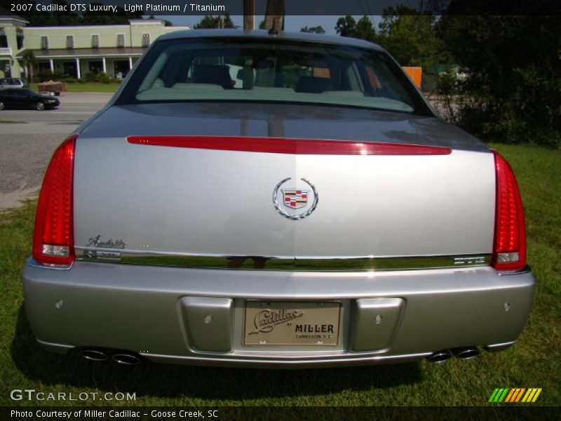 Light Platinum / Titanium 2007 Cadillac DTS Luxury