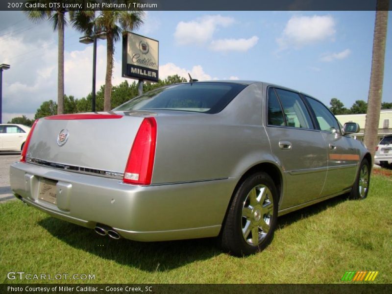 Light Platinum / Titanium 2007 Cadillac DTS Luxury