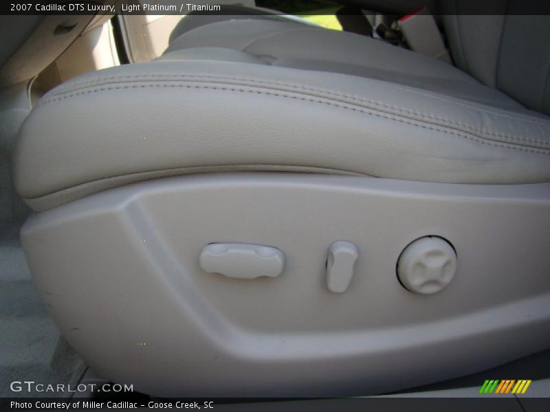 Light Platinum / Titanium 2007 Cadillac DTS Luxury