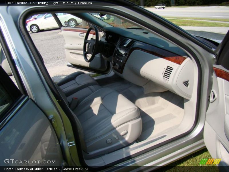 Light Platinum / Titanium 2007 Cadillac DTS Luxury