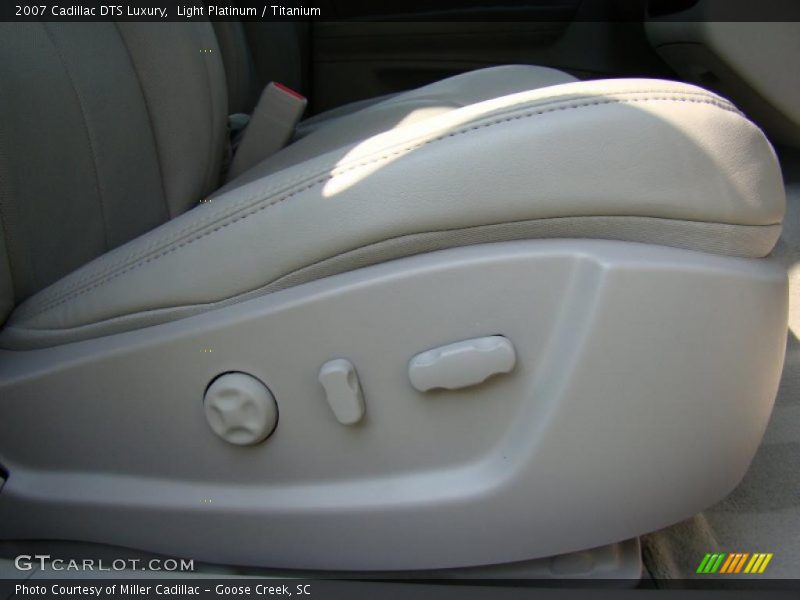 Light Platinum / Titanium 2007 Cadillac DTS Luxury
