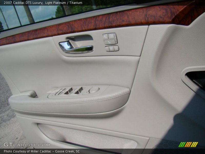 Light Platinum / Titanium 2007 Cadillac DTS Luxury