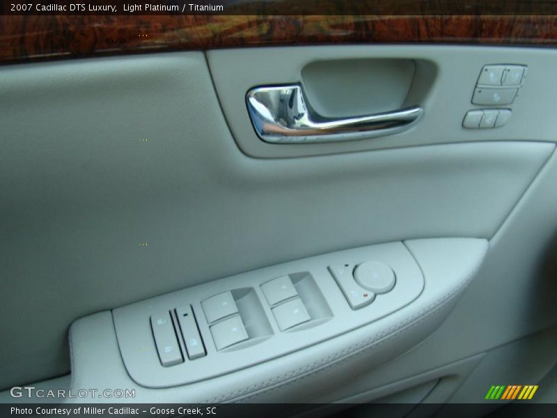 Light Platinum / Titanium 2007 Cadillac DTS Luxury