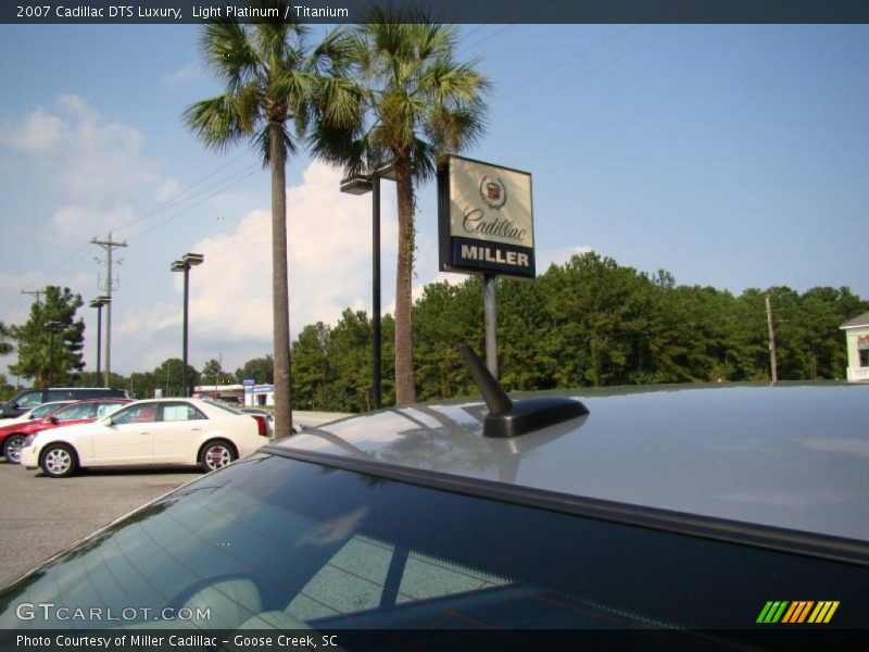 Light Platinum / Titanium 2007 Cadillac DTS Luxury