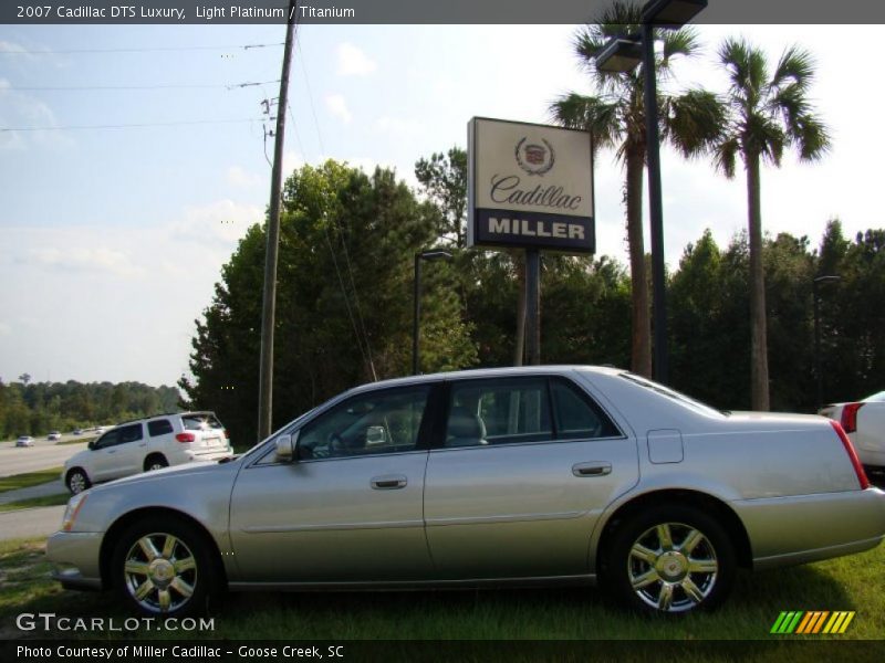 Light Platinum / Titanium 2007 Cadillac DTS Luxury