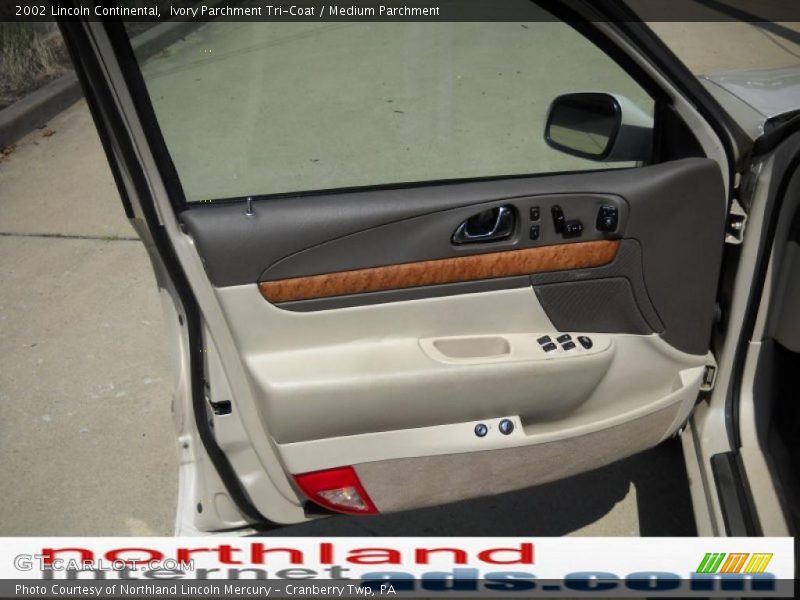 Ivory Parchment Tri-Coat / Medium Parchment 2002 Lincoln Continental