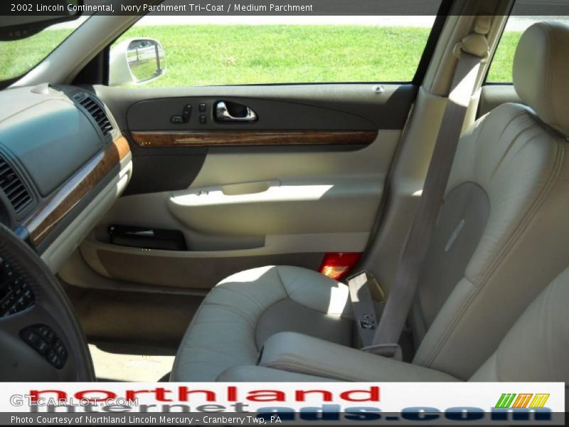 Ivory Parchment Tri-Coat / Medium Parchment 2002 Lincoln Continental