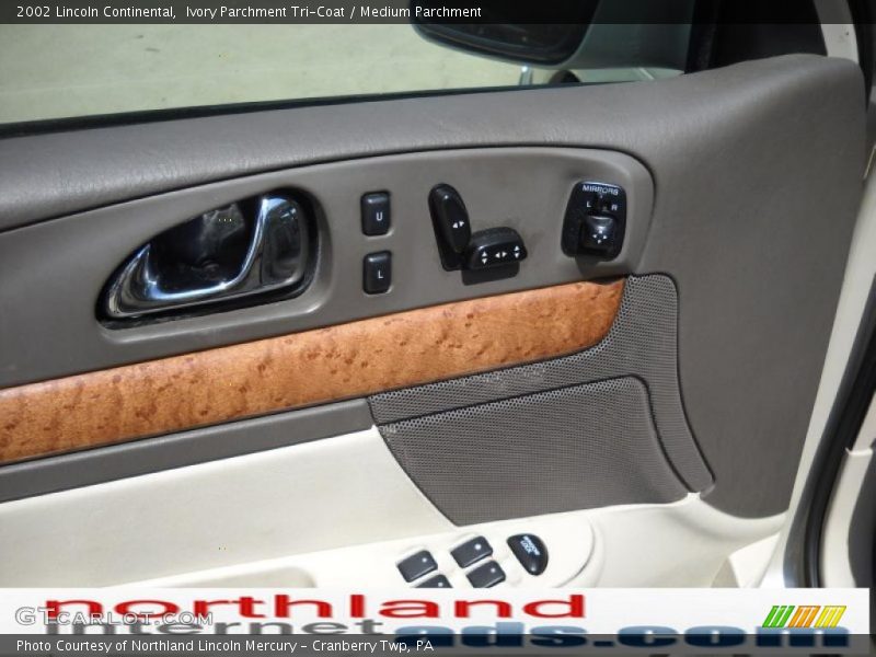 Ivory Parchment Tri-Coat / Medium Parchment 2002 Lincoln Continental