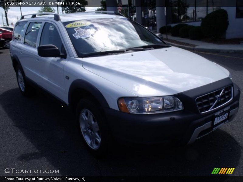 Ice White / Taupe 2005 Volvo XC70 AWD