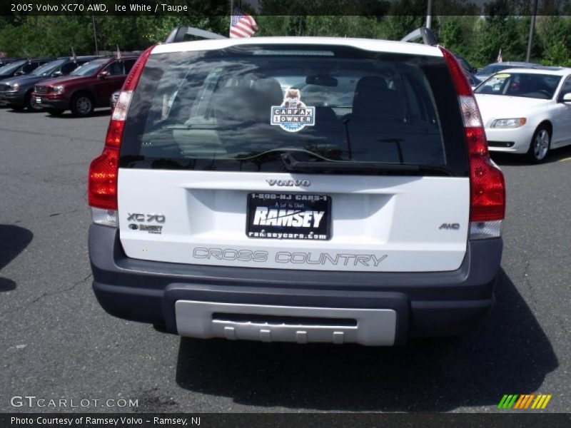 Ice White / Taupe 2005 Volvo XC70 AWD