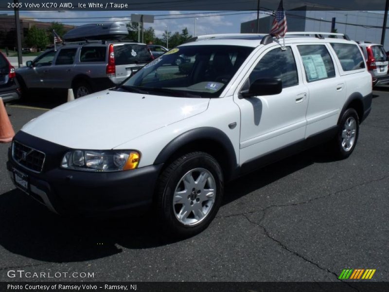 Ice White / Taupe 2005 Volvo XC70 AWD