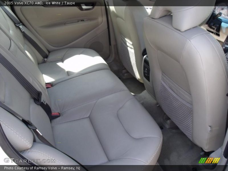 Ice White / Taupe 2005 Volvo XC70 AWD