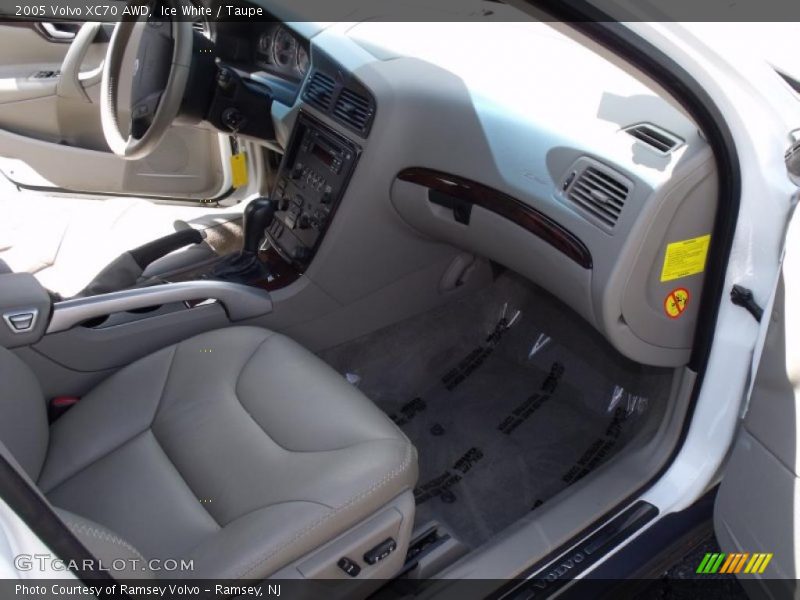 Ice White / Taupe 2005 Volvo XC70 AWD