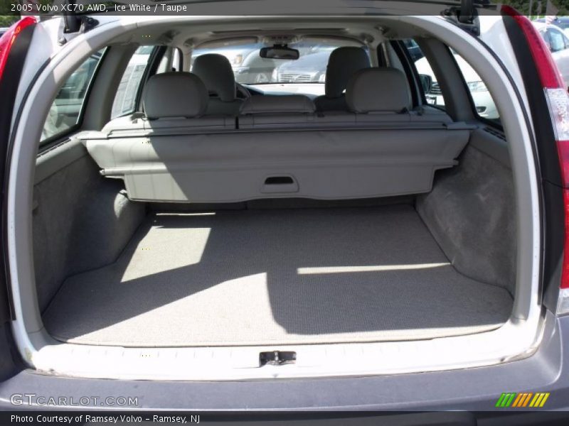 Ice White / Taupe 2005 Volvo XC70 AWD