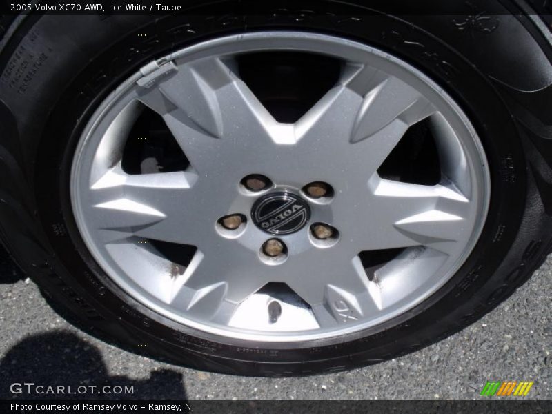Ice White / Taupe 2005 Volvo XC70 AWD
