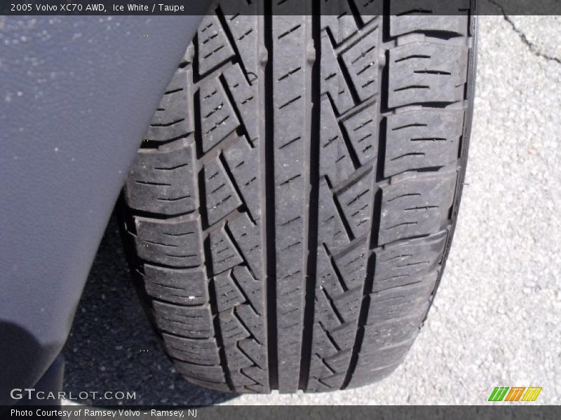 Ice White / Taupe 2005 Volvo XC70 AWD