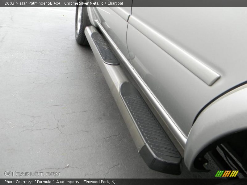 Chrome Silver Metallic / Charcoal 2003 Nissan Pathfinder SE 4x4