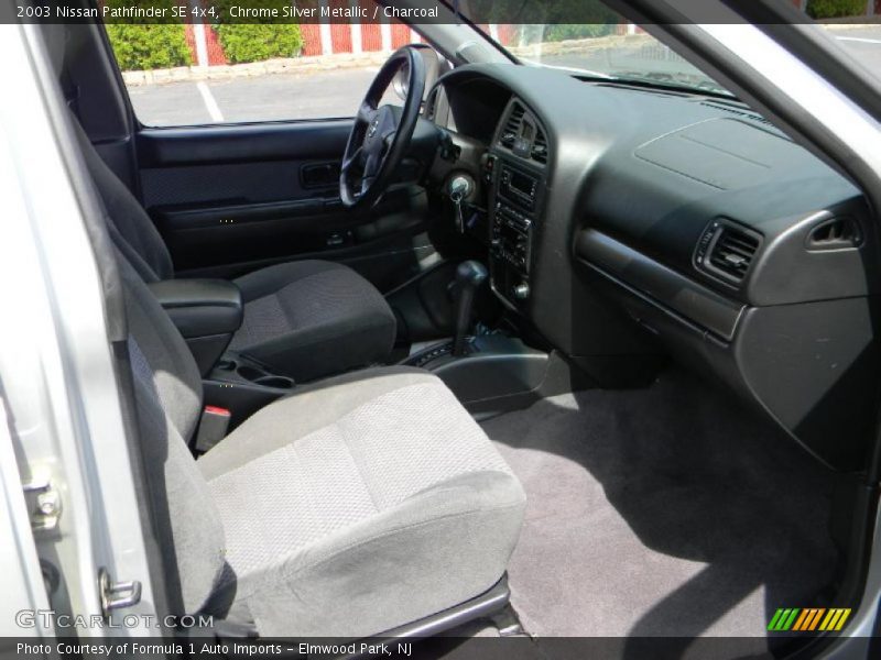 Chrome Silver Metallic / Charcoal 2003 Nissan Pathfinder SE 4x4