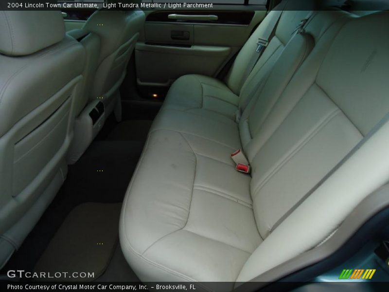 Light Tundra Metallic / Light Parchment 2004 Lincoln Town Car Ultimate