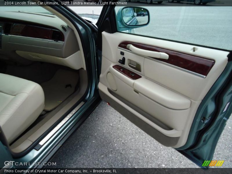 Light Tundra Metallic / Light Parchment 2004 Lincoln Town Car Ultimate