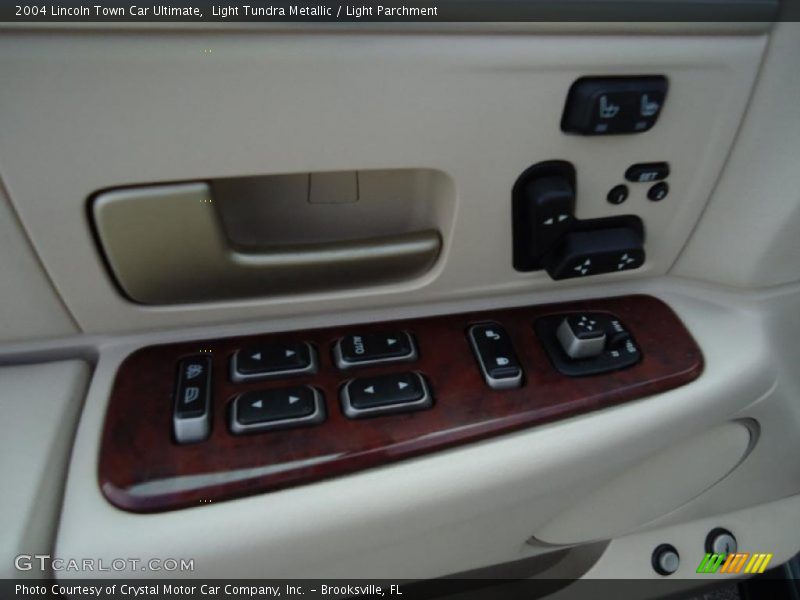 Light Tundra Metallic / Light Parchment 2004 Lincoln Town Car Ultimate