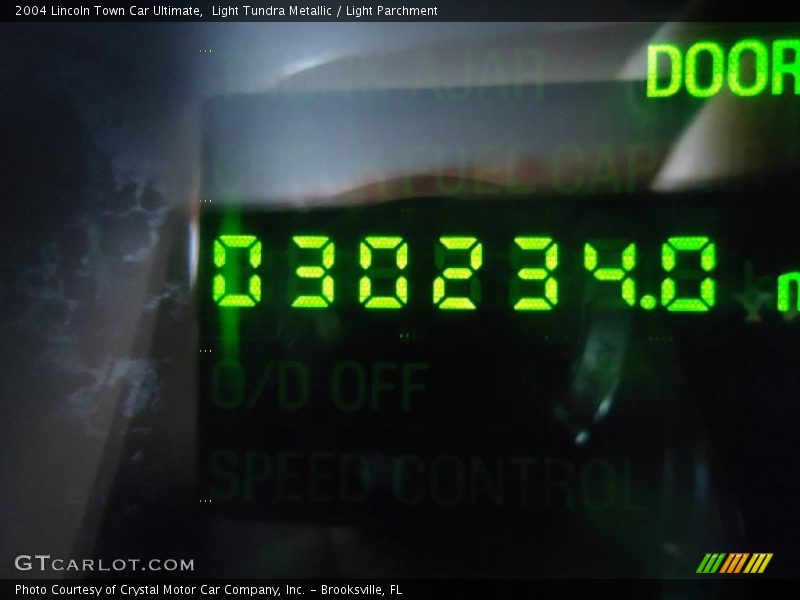 Light Tundra Metallic / Light Parchment 2004 Lincoln Town Car Ultimate