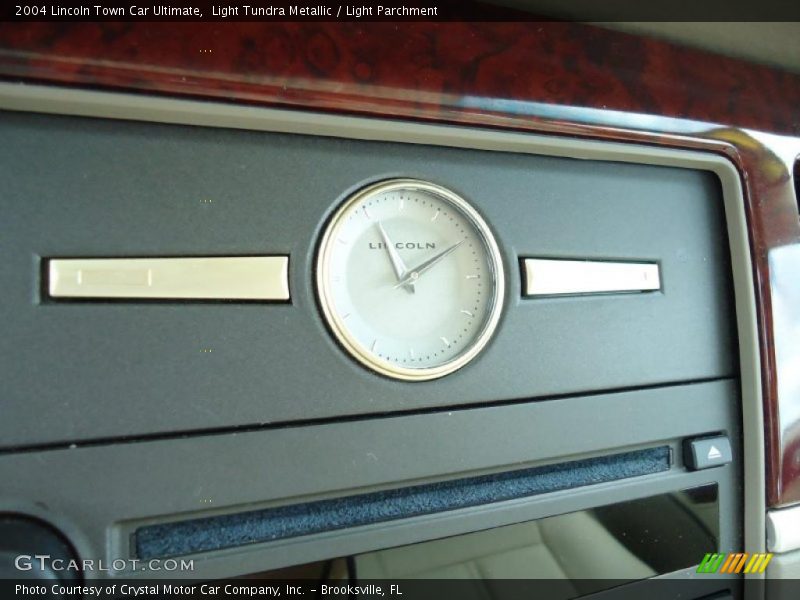 Light Tundra Metallic / Light Parchment 2004 Lincoln Town Car Ultimate