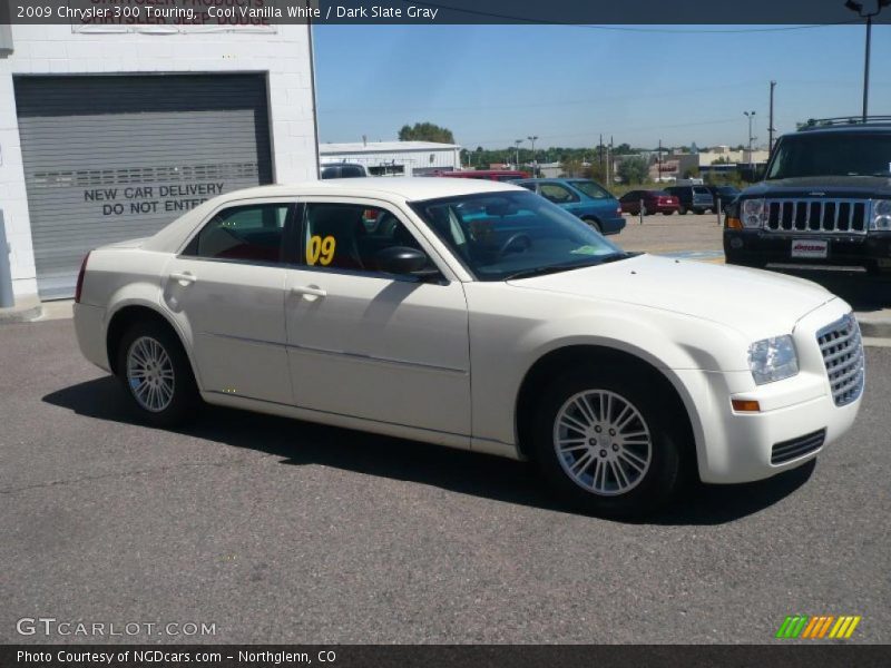 Cool Vanilla White / Dark Slate Gray 2009 Chrysler 300 Touring