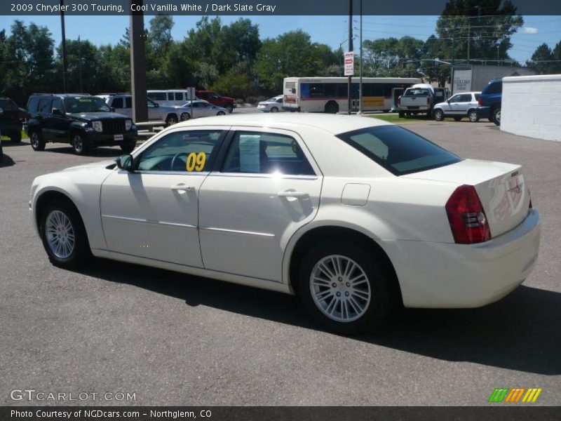 Cool Vanilla White / Dark Slate Gray 2009 Chrysler 300 Touring