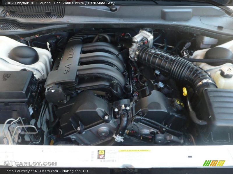 Cool Vanilla White / Dark Slate Gray 2009 Chrysler 300 Touring