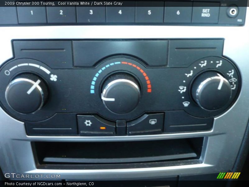 Cool Vanilla White / Dark Slate Gray 2009 Chrysler 300 Touring