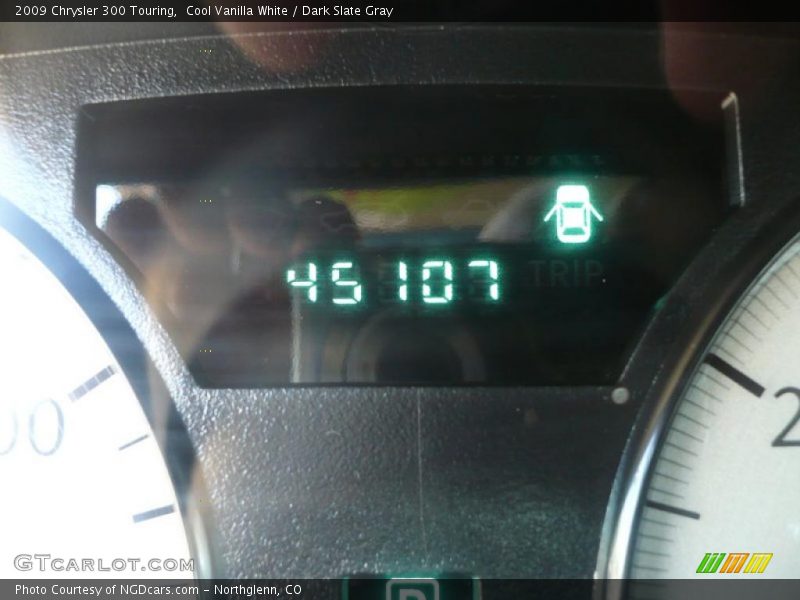 Cool Vanilla White / Dark Slate Gray 2009 Chrysler 300 Touring