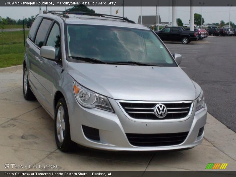 Mercury Sliver Metallic / Aero Grey 2009 Volkswagen Routan SE