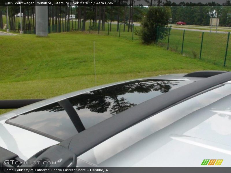 Mercury Sliver Metallic / Aero Grey 2009 Volkswagen Routan SE