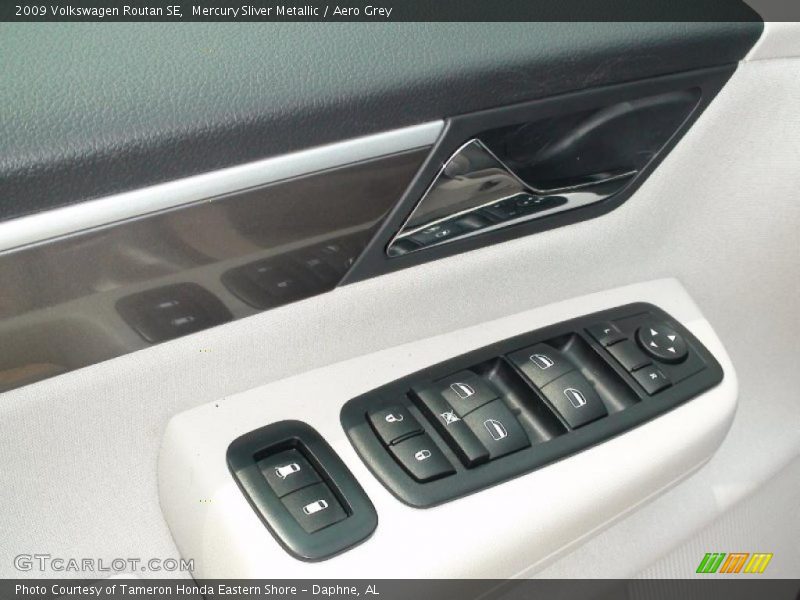 Mercury Sliver Metallic / Aero Grey 2009 Volkswagen Routan SE