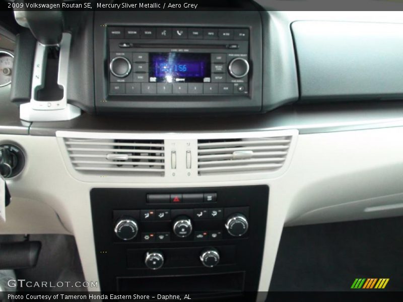 Mercury Sliver Metallic / Aero Grey 2009 Volkswagen Routan SE
