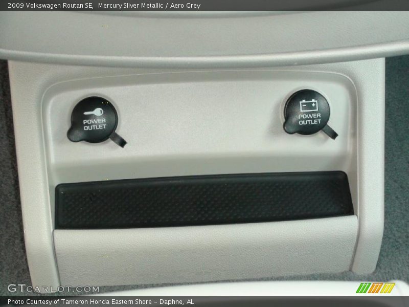 Mercury Sliver Metallic / Aero Grey 2009 Volkswagen Routan SE
