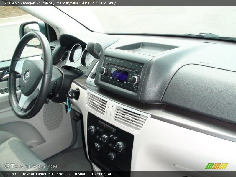 Mercury Sliver Metallic / Aero Grey 2009 Volkswagen Routan SE